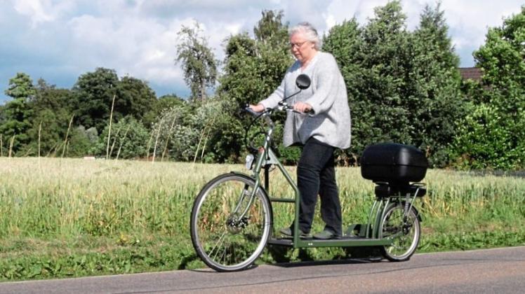 Laufen auf Rädern: Für das Foto ohne, ansonsten mit Fahrradhelm unterwegs ist Maria Hummel, die auf ihrem Lopifit mühelos eine Geschwindigkeit bis zu 30 Stundenkilometer erreicht. 