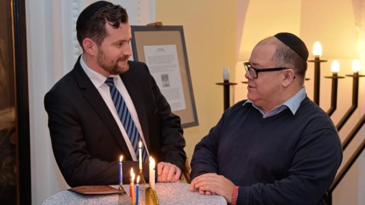 Pedro Benjamin Becerra (rechts), Vorsitzender der Jüdischen Gemeinde, hier im Bild mit Rabbiner Jona Simon, warnt vor den Gefahren des Antisemitismus. Archivfoto: Marco Julius