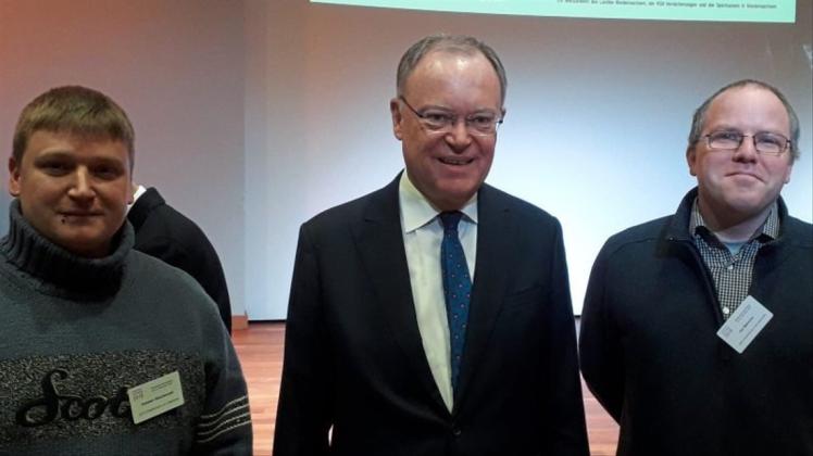 Ministerpräsident Stephan Weil gratulierte Karsten Wachsmuth (links) und Kai Behncke zum Niedersachsenpreis für Bürgerengagement in der Kategorie Umwelt. 