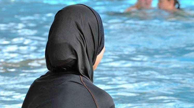 Deutschlandweit nehmen einige muslimische Mädchen in Burkinis am Schwimmunterricht teil. Ein Herner Gymnasium hat nun Leih-Burkinis für Schülerinnen angeschafft. 
