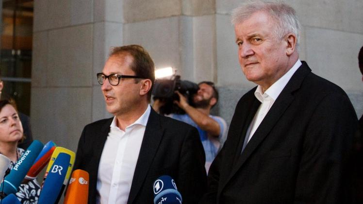 Horst Seehofer und Alexander Dobrindt nach dem Koalitionsausschuss von CDU/CSU und SPD vor dem Reichtagsgebäude. Foto: dpa/Carsten Koall