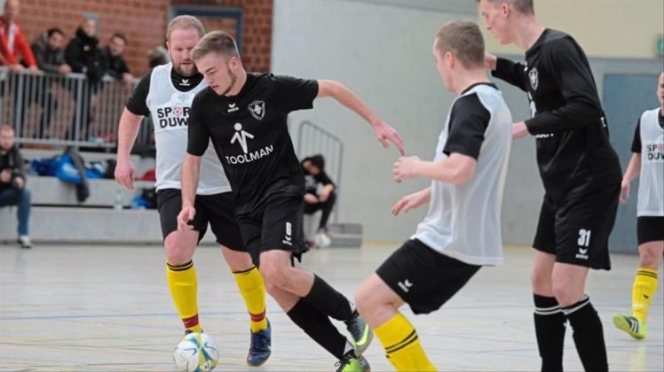 In weniger als zwei Monaten sind der Adelheider TV (in schwarz) und der Bookholzberger TB wieder beim Qualifikationsturnier zur Futsal-Kreismeisterschaft gefordert. In weniger als zwei Monaten sind der Adelheider TV (in schwarz) und der Bookholzberger TB wieder beim Qualifikationsturnier zur Futsal-Kreismeisterschaft gefordert.
