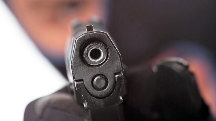 Mit einer Pistole bedrohte der Unbekannte die Angestellte einer Spielothek in Haselünne. Symbolfoto: Colourbox