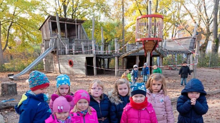 Traurige Kinder: Das Spielschiff des Kindergartens „Zu den Zwölf Aposteln“ ist nicht mehr zu retten. 