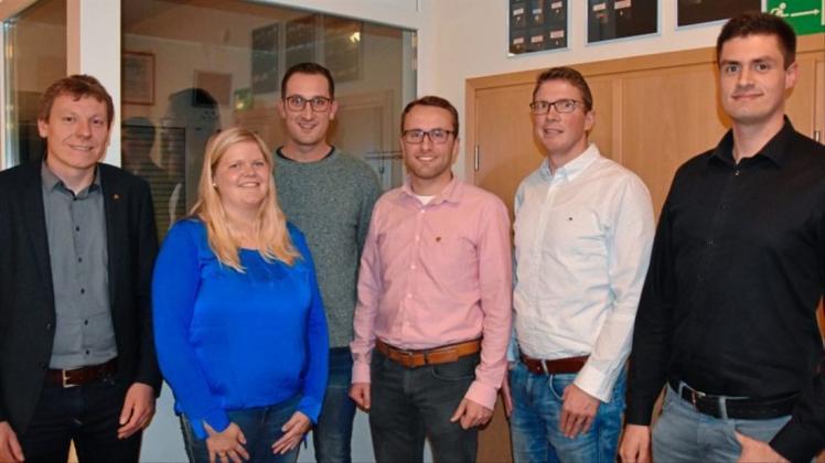 Den SV Eintracht Brual weiter nach vorne bringen wollen (von links) Vorsitzender Rochus Hiller, Jennifer Behrens, Thomas Rave, Thomas Kirchner, Josef Kosse und Joseph Bröer. 