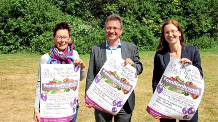 Werben für den Familienbrunch am 19. August im Gasthaus Trentmann in Hunteburg: Karin Helm, Tim Ellmer und Tanja Strotmann. 