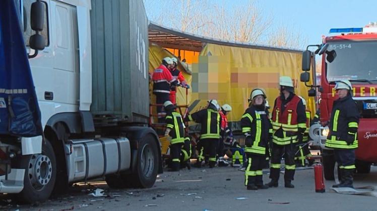 Bei einem Unfall auf der A1 bei Groß Ippener wurde ein Lastwagenfahrer getötet. 