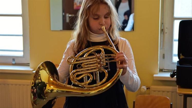 Die neunjährige Amelie Nordengrün hat vor drei Jahren beim Tag der offenen Tür die Bratsche für sich entdeckt. Am Samstag probierte sie mal das Horn aus. 