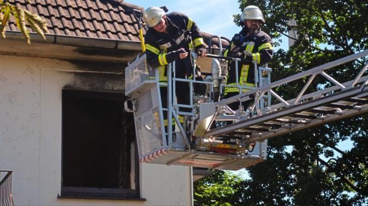 Bei einem Brand in einem zweigeschossigen Haus unmittelbar neben der Ganderkeseer Feuerwehr haben die Brandbekämpfer am Dienstagvormittag einen der Bewohner aus dem brennenden Obergeschoss befreit. 