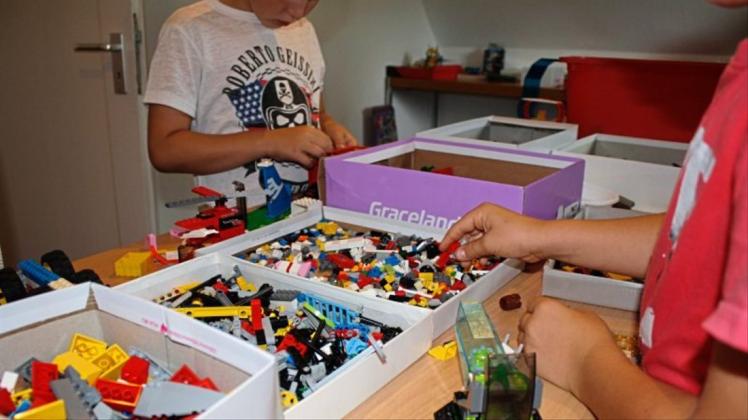 Kinder und Jugendliche haben in Bohmte Lego-Steine sortiert und zusammengesetzt. 