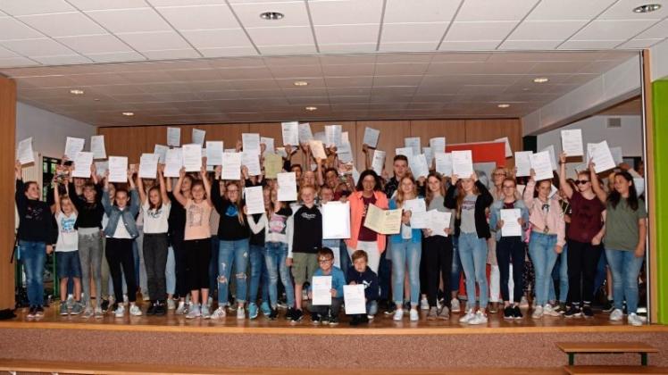 Helden der August-Benninghaus-Schule: 170 Schüler bekamen für Leistungen und ihr Engagement Urkunden. Auch Schulleiterin Gabriele Balgenort erhielt einen Preis. 