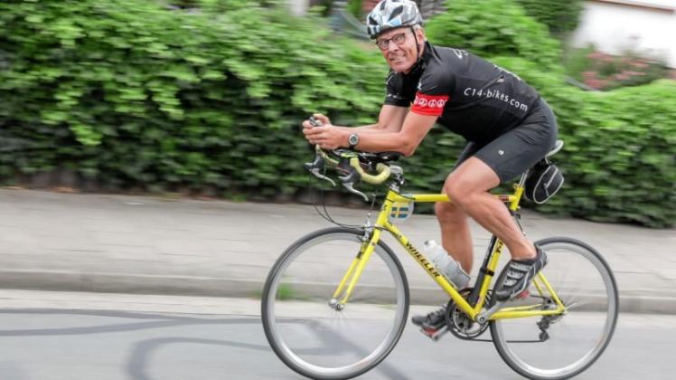Mit seinem 20 Jahre alten Rennrad ist Triathlon-Urgestein Martin Süllow unterwegs. 