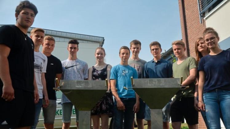 Schüler der Oberschule in Bad Essen haben im Rahmen ihres Wahlpflichtkurses mit Auszubildenden der Firma Kesseböhmer zwei Grills gebaut. 