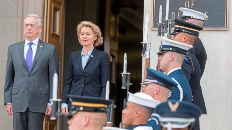 Ursula von der Leyen (CDU), Verteidigungsministerin, wird vom US-Verteidigungsminister James Mattis in Washington begrüßt. Die Verteidigungsministerin führt bei ihrem zweitägigen Aufenthalt in den USA Gespräche im Vorfeld des Nato-Gipfels im Juli 2018. 