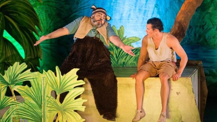 Eine außergewöhnliche Freundschaft zwischen Bär und Mensch: Szene mit Balu (Stefan Peters) und Mogli (Brix Schaumburg) im Musical „Dschungelbuch“ im Kleinen Haus. 