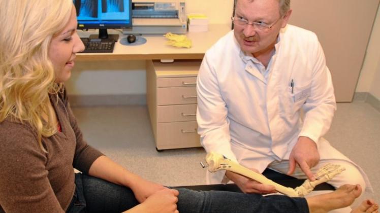 Chefarzt Dr. Nils H. Goecke beim Patientengespräch im Wildeshauser Krankenhaus Johanneum. Foto Ulrike Berg Chefarzt Dr. Nils H. Goecke beim Patientengespräch im Wildeshauser Krankenhaus Johanneum. Foto Ulrike Berg