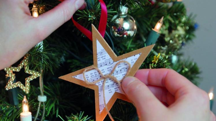 Ein geschmückter Tannenbaum gehört Weihnachten dazu. Foto: dpa
