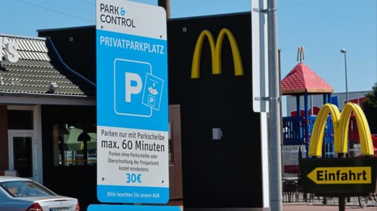 Nach 60 Minuten wird’s teuer: Der Parkplatz des McDonald’s-Restaurants in Stuhr-Groß Mackenstedt wird jetzt von einer Spezialfirma überwacht. 