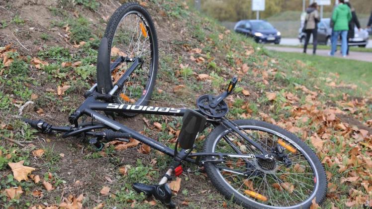 Zu einem Verkehrsunfall zwischen einer Autofahrerin und einem Fahrradfahrer ist es am Donnerstag Vormittag im Rostocker Stadtteil Groß Klein gekommen. Dabei wurde der 27-jährige Radfahrer schwer verletzt.