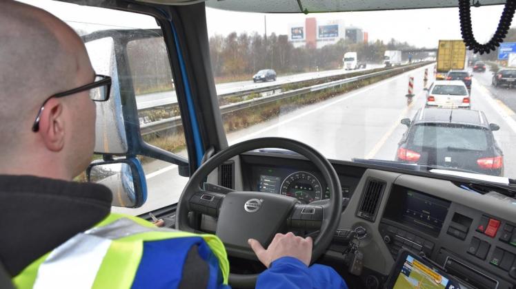 Nahezu täglich steht Lastwagenfahrer Tobias Fischer im Stau. Foto: Marie Busse