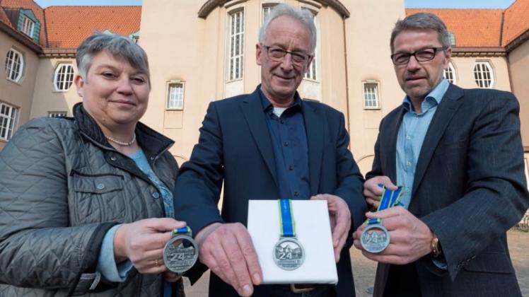 Vorfreude auf den Burginsellauf in Delmenhorst: von links Birgit Woltjen-Ulbrich, Oberbürgermeister Axel Jahnz und Dieter Meyer. 