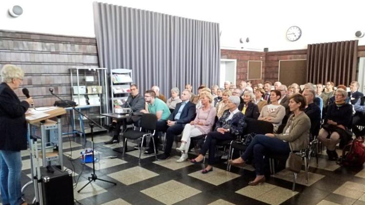 Im Bahnhof begrüßte die Vorsitzende Liesel Höltermann zahlreiche Zuhörer zum Informationsabend der Bürgerstiftung. Fotos: Stefanie Demund