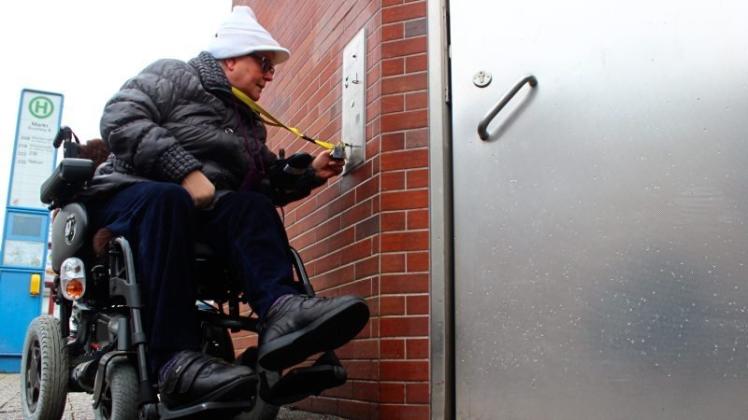 Seit mindestens eineinhalb Jahren ist die automatische Öffnung der Tür des Behindertenklos am Stadtwall in Delmenhorst defekt. Ein alternatives WC ist im Rathaus zu finden. 