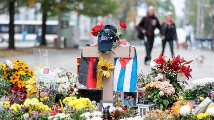 Blumen und Kerzen erinnern in Chemnitz an der getöteten 35-Jährigen. Blumen und Kerzen erinnern in Chemnitz an der getöteten 35-Jährigen.