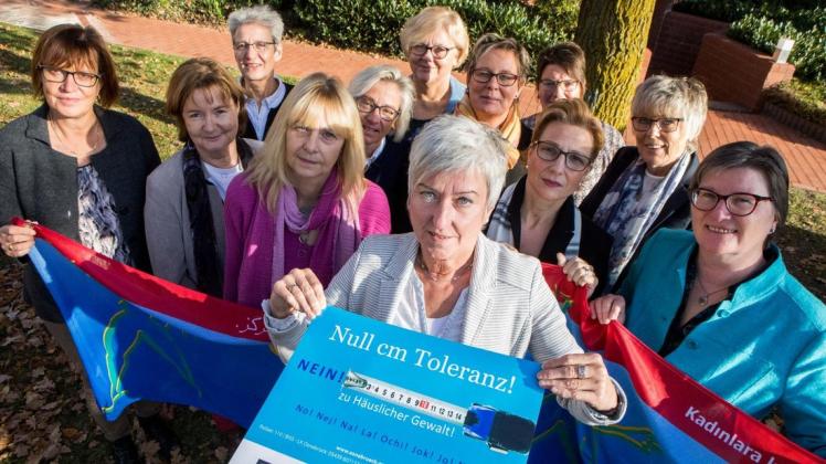 Starkes Zeichen: Die Gleichstellungsbeauftragten in der Region Osnabrück machen auf das Thema "Häusliche Gewalt" aufmerksam. Foto: Swaantje Hehmann