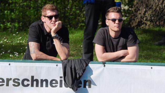 Interessierter Zuschauer: Kevin Schindler (links) verfolgte das Oberliga-Duell zwischen dem SV Atlas Delmenhorst und dem BV Cloppenburg. 