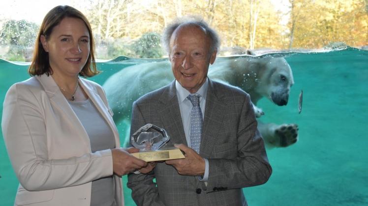 Kuratorin Antje Zimmermann erhält von Anthony Sheridan den Pokal für den Spitzenplatz im europäischen Zoo-Ranking.