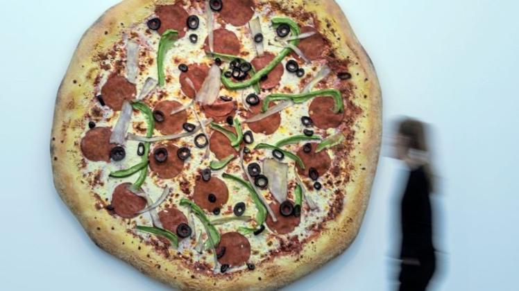 Die Riesenpizza aus Styropor: Im NRW-Forum ist dieses Kunstwerk von Tom Friedman us dem Jahr 2013 zu sehen. 