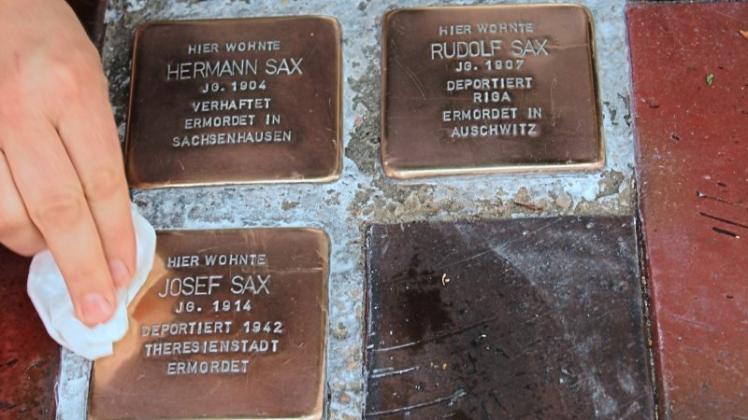Auf dem Aschendorfer Marktplatz haben die Schüler die sechs Stolpersteine der Familie Sax wieder zum Glänzen gebracht. 