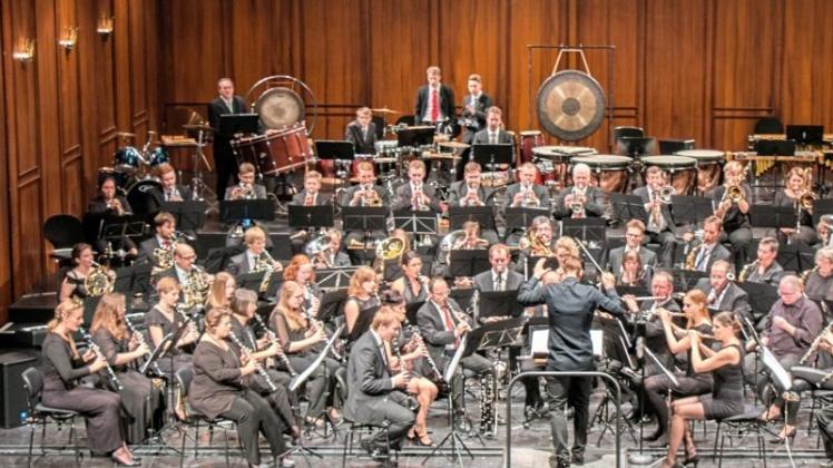 Ein Konzert zugunsten des Schullandheims gibt das Sinfonische Blasorchester Wehdel. 