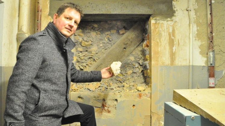 Im Keller der ehemaligen Stasi-U-Haft suchen die Arbeiter nach Spuren eines geheimen Eingangs. Projektleiter Frank Meyer rechnet in einer Woche mit ersten Ergebnissen. Foto: Katrin Zimmer