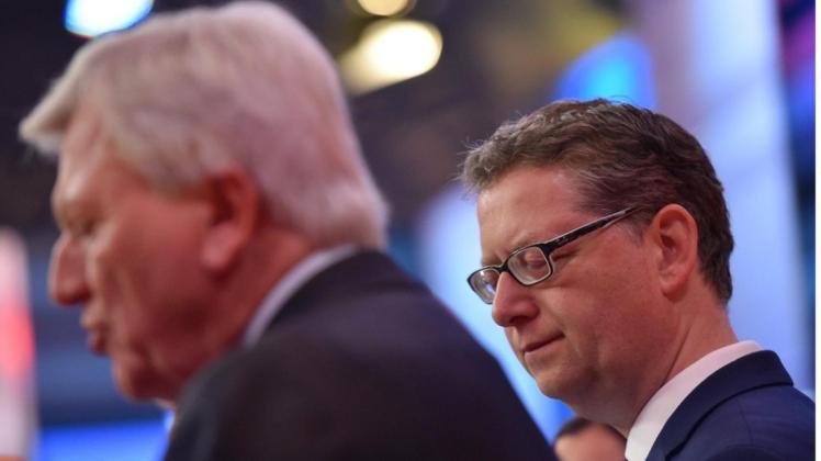Die Spitzenkandidaten der Parteien Thorsten Schäfer-Gümbel (SPD,r) und Volker Bouffier (CDU), Ministerpräsident von Hessen, stehen während der HR-Fernsehrunde nebeneinander. Foto: Oliver Dietze/dpa-Pool/dpa