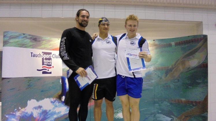 Jens Peter Ostrowsky (links/hier bei der Siegerehrung mit Max Poschart/15,89 und dem Dritten Sydney Zeyner/16,40 aus Plauen) wurde  in der Schwimmhalle Neptun in 16,36 Sekunden Zweiter in der Disziplin 50 Meter Streckentauchen.