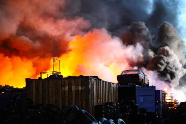 Flammendes Inferno: In Munderloh zerstört ein Großfeuer eine Autoverwertung. Foto: Jannis Wilgen