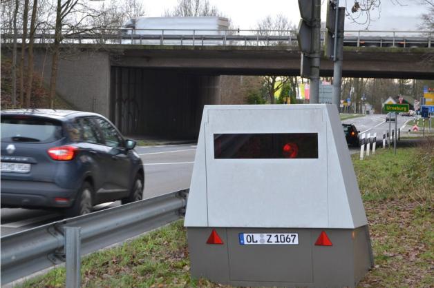Wer rast, wird aus grauem Kasten geblitzt: Das „semistationäre Messgerät“ soll den Straßenverkehr sicherer machen. Foto: Reiner Haase