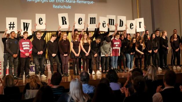 "We remember" versicherten die Schüler – "wir erinnern uns". Foto: Thomas Osterfeld
