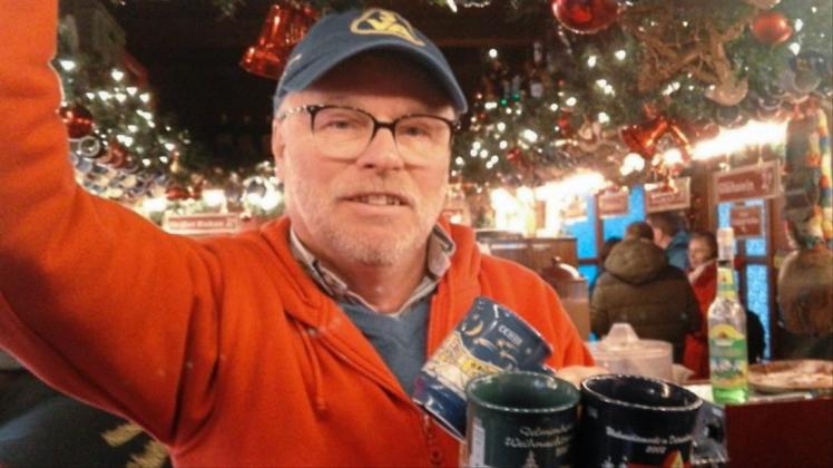 Andreas Kutschenbauer verkauft jedes Jahr die Weihnachtsbecher. Auch der Becher mit dem „Hanse-Wirtschaftskolleg“ ist gut weggekommen. 