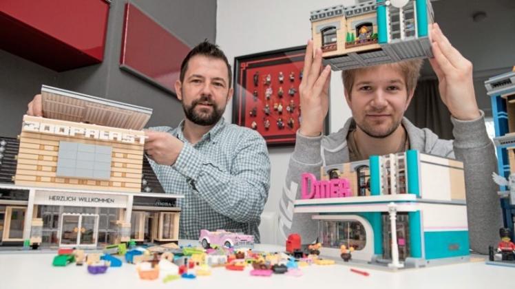 Die Lego-Sammler Stephan Birner (links) und Felix Fleischer eingerahmt zwischen Lego-Modellen. Im Wohnzimmer von Birner im Berliner Stadtteil Charlottenburg sieht es aus wie in einer Spielzeug-Ausstellung. 