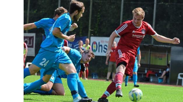 Vorteil FC Hude III: Dieser Gästespieler zieht ab, während drei Borussen den Schuss nicht mehr stoppen können. Vorteil FC Hude III: Dieser Gästespieler zieht ab, während drei Borussen den Schuss nicht mehr stoppen können.