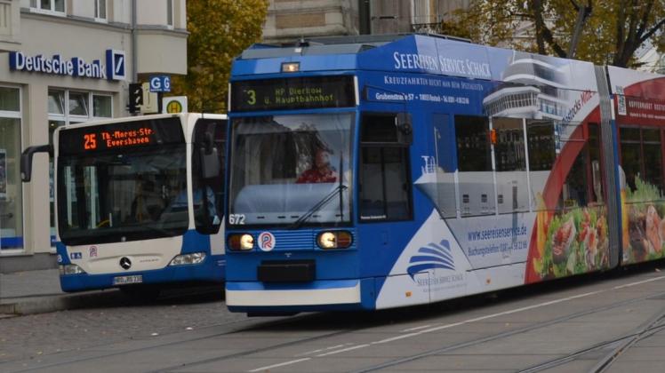 Ab Montag gelten in Rostock geänderte Fahrpläne bei den Linien der Rostocker Straßenbahn AG. Foto: Nicole Pätzold-Glaß