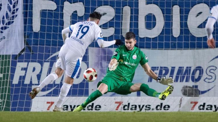 Hier fällt die Entscheidung: Sinan Karweina von den Sportfreunden Lotte macht das Tor zum 1:0, Hansa-Keeper Ioannis Gelios ist machtlos.