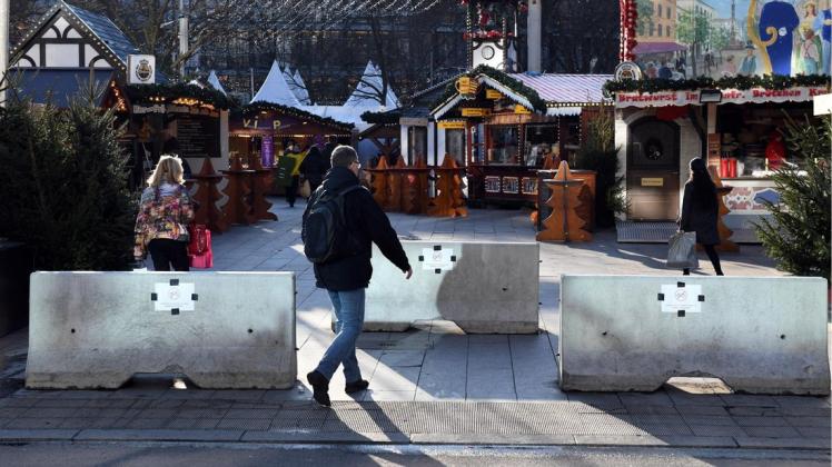 Poller begrenzen im Dezember 2017 in Berlin den Zugang zum Weihnachtsmarkt am Berliner Breitscheidplatz. Viele Märkte haben diese als Gefahrenabwehr aufgestellt. Foto: dpa/Maurizio Gambarini