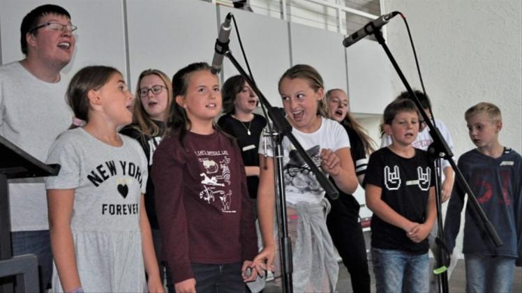 Fünf Kinder im Alter zwischen neun und zehn Jahren sangen gemeinsam mit Ten-Sing-Musikern Rocklieder. Fotos: Judith Perez