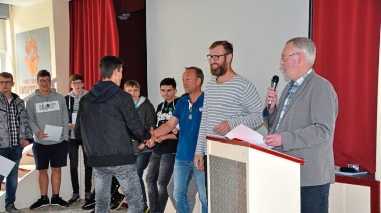 Die Praxisanleiter übergaben im feierlichen Rahmen die Zertifikate an Schüler der 7. und 8. Klassen. Sie absolvierten eine Praxisphase im Rahmen der Berufsorientierung an den Berufsbildenden Schulen in Osnabrück. 