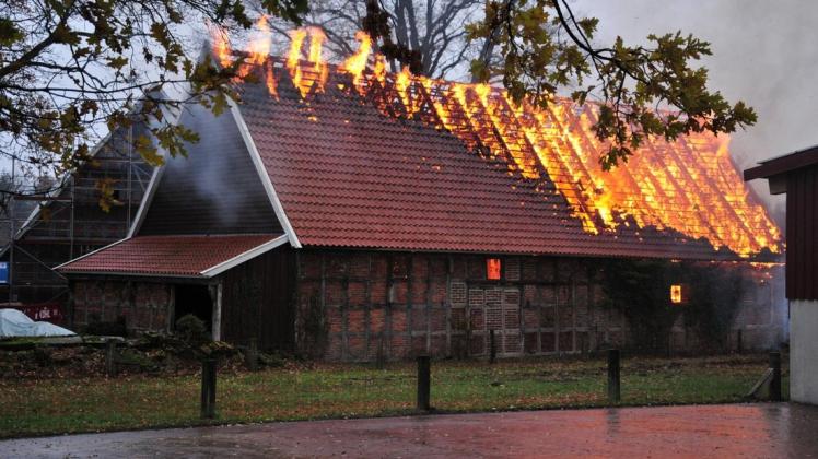 In helllen Flammen steht die Scheune in Achmer. Foto: Henning Stricker
