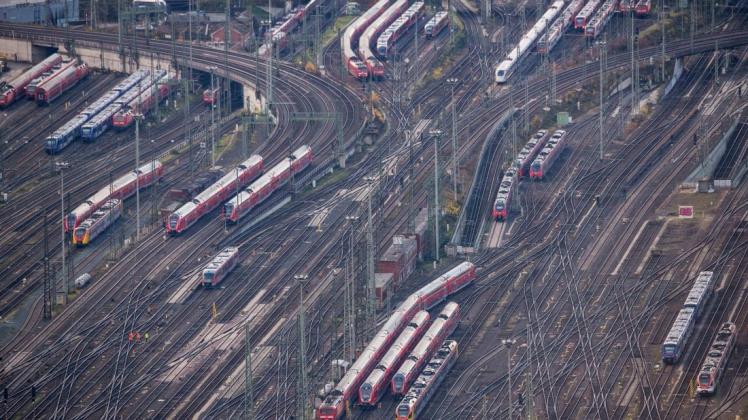 Bahnstreiks sorgen schnell für Chaos, etwa hier am Montag vor einer Woche am Frankfurter Hauptbahnhof. Doch auch nach der Tarifeinigung mit der EVG ist der Ärger nicht vom Tisch: Der Bund fordert, den Konzern schnellstens umzubauen. Foto: Boris Roessler/dpa